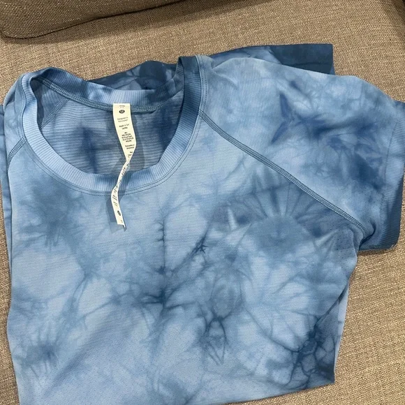 Lululemon Athletica Blue Tie-Dye Short Sleeve Tee - Picture 2 of 3